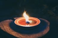 温暖的烛光在木制表面摇曳，营造出舒适放松的氛围