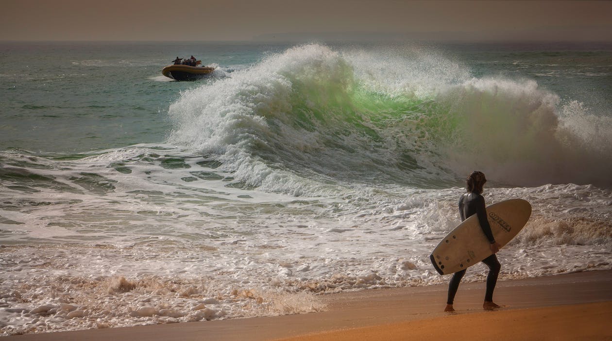 Man Met Surfplank Op Kust