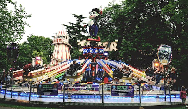 在丰富多彩的游乐园里，人们享受着欢乐的氛围