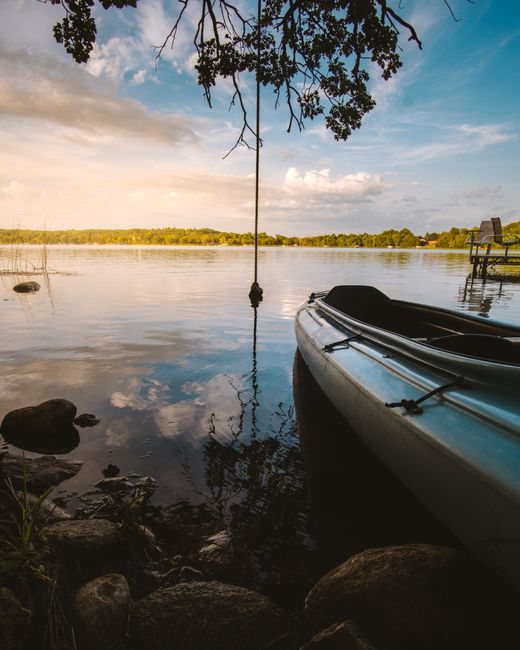 Lakeside Kayaking: Tranquility on the Water Lakeside Kayaking: Tranquility on the Water