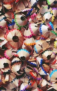 用彩色铅笔屑拼贴，创造出充满活力的抽象图案