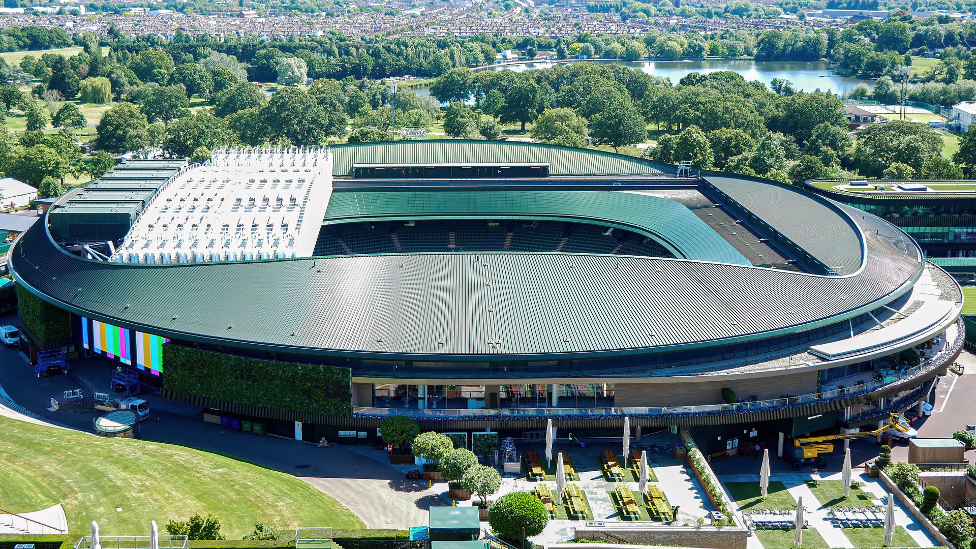 Primer plano de una pista de tenis sobre hierba al estilo de Wimbledon