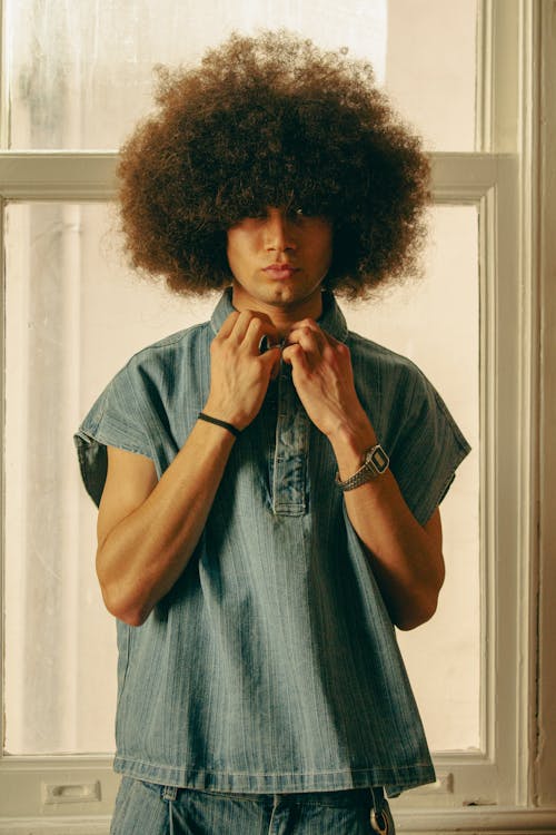 Fotobanka s bezplatnými fotkami na tému afro vlasy, džínsové tričko, model