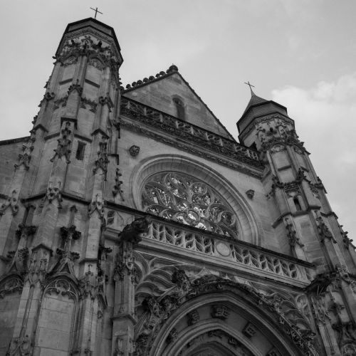 Free Black and white photo of a Gothic cathedral facade in Compiègne, France, showcasing intricate architecture. Stock Photo