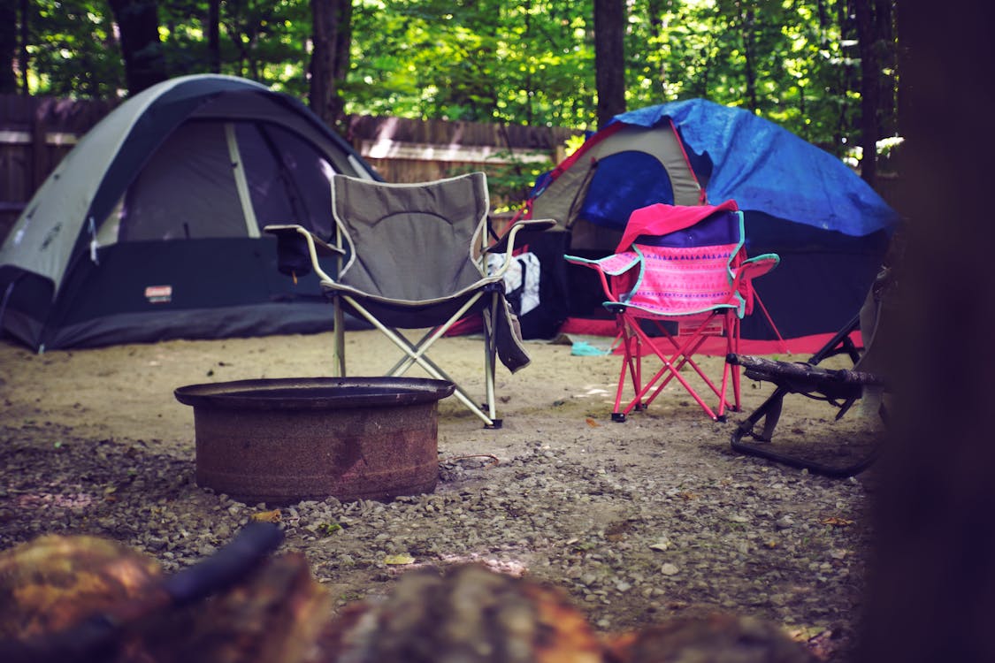 ピンクとグレーのキャンプチェア2脚 無料の写真素材