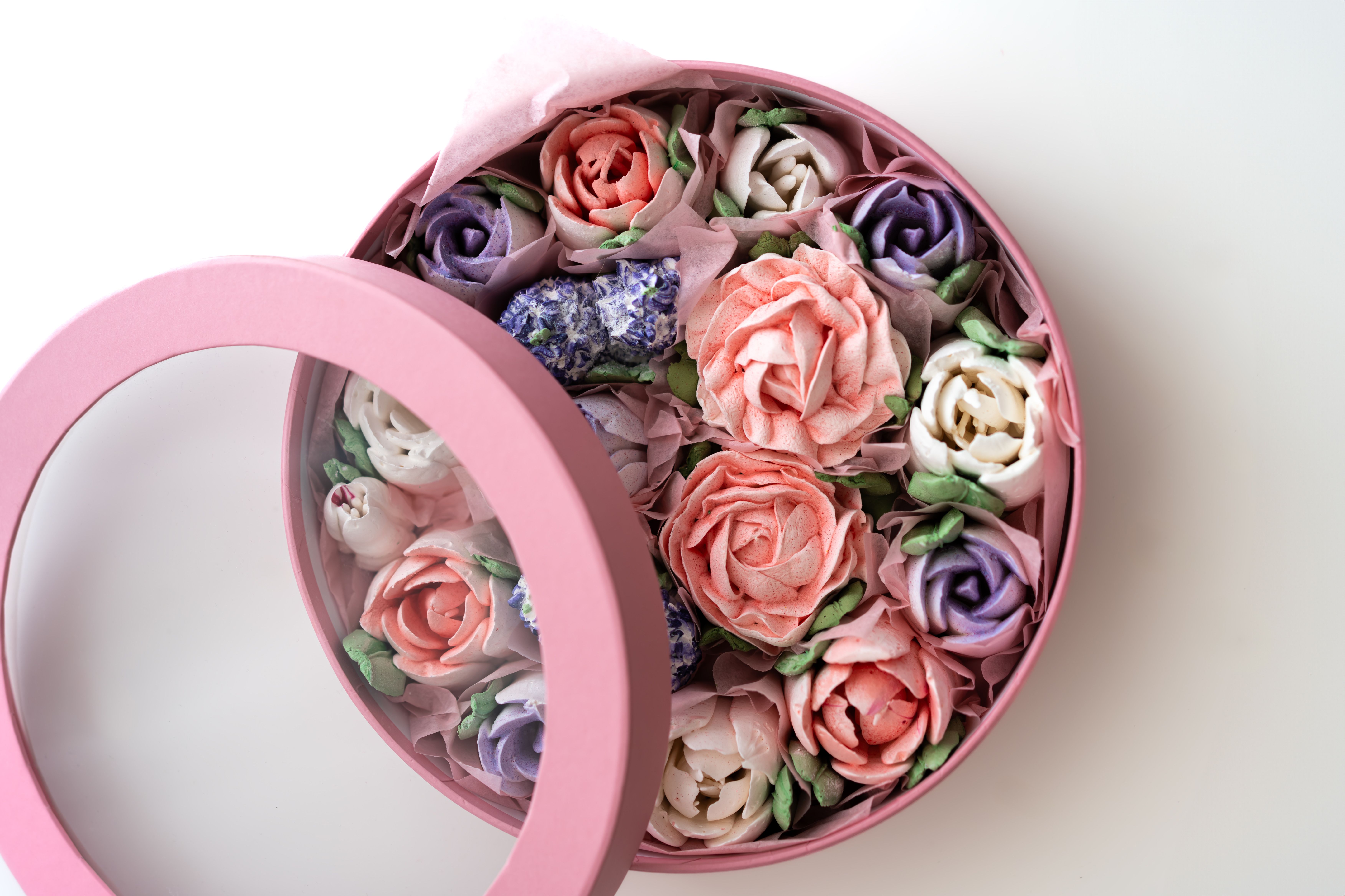 Caja floral con rosas pastel