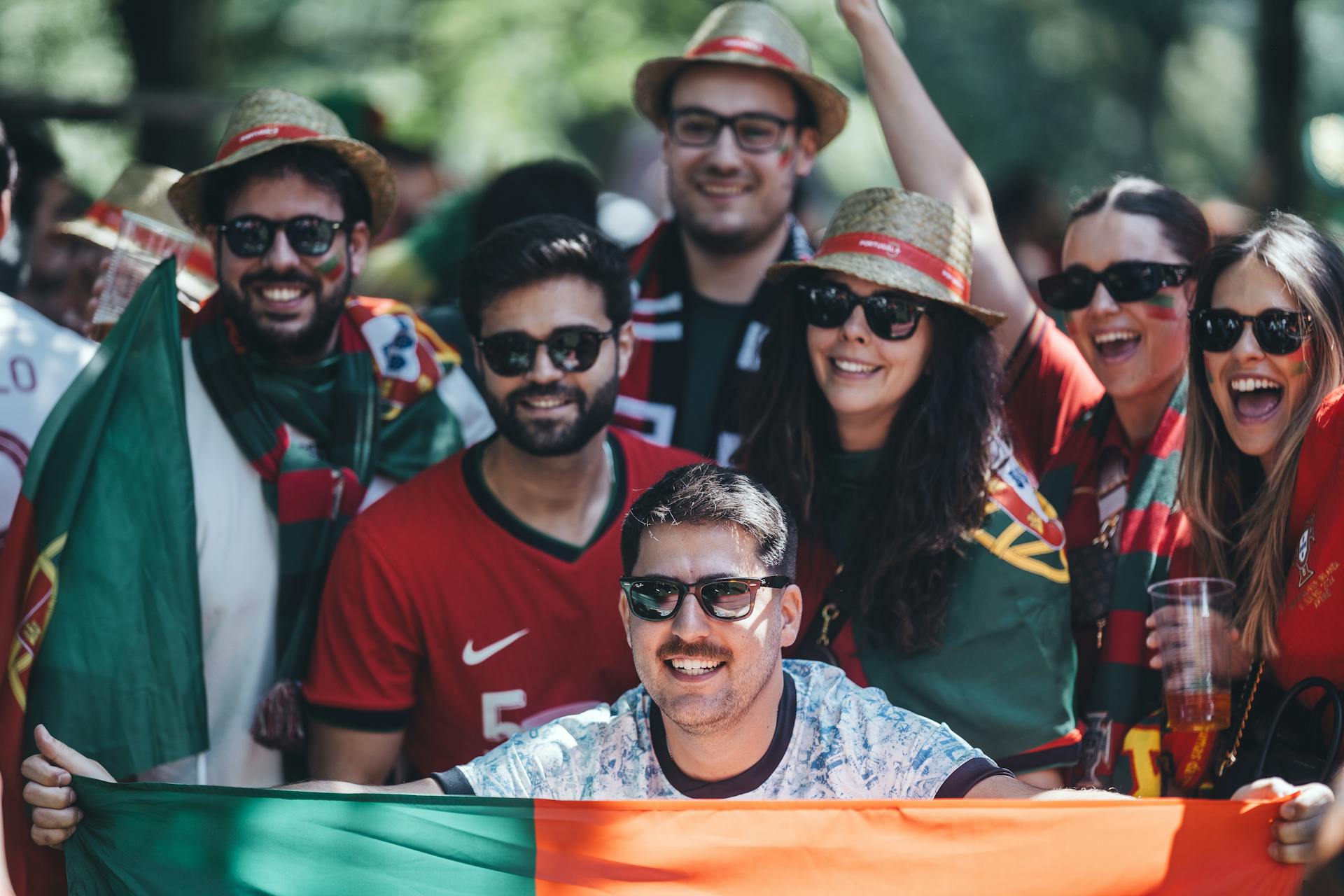 Une foule brandissant des drapeaux portugais