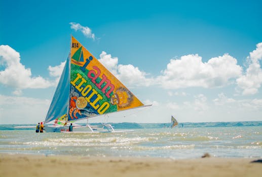在菲律宾伊洛伊洛市的海滩上，色彩缤纷的帆船映衬着晴朗的天空