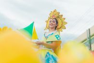 维萨亚斯节上，一位戴着黄色头饰的女子快乐地庆祝着文化