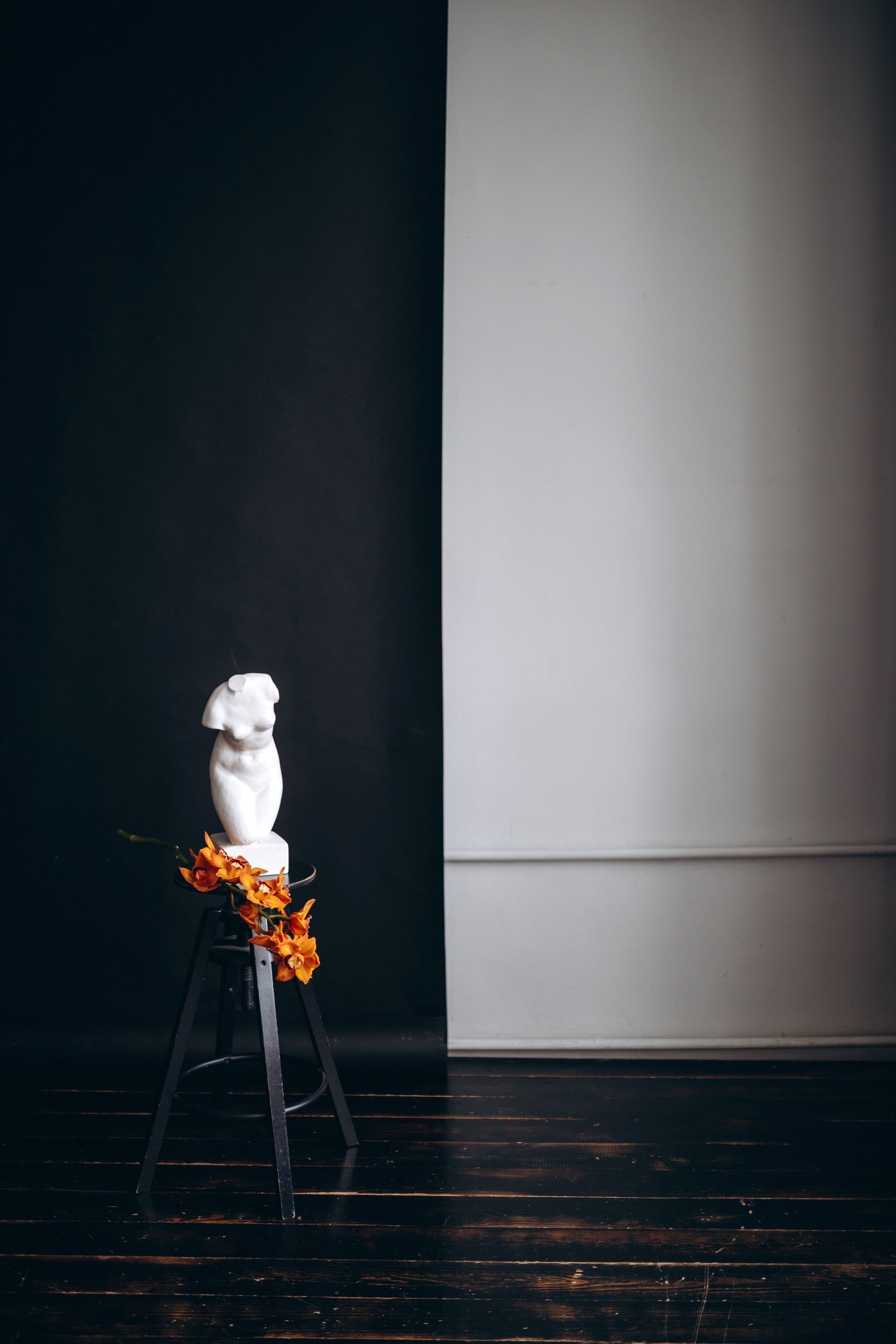 A Small Sculpture Standing in a Room · Free Stock Photo