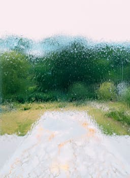 透过雨水浸湿的窗户，阴天的自然景观显得朦胧