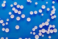 极简主义设计中，白色圆圈点缀在充满活力的蓝色背景上