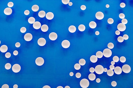 极简主义设计中，白色圆圈点缀在充满活力的蓝色背景上