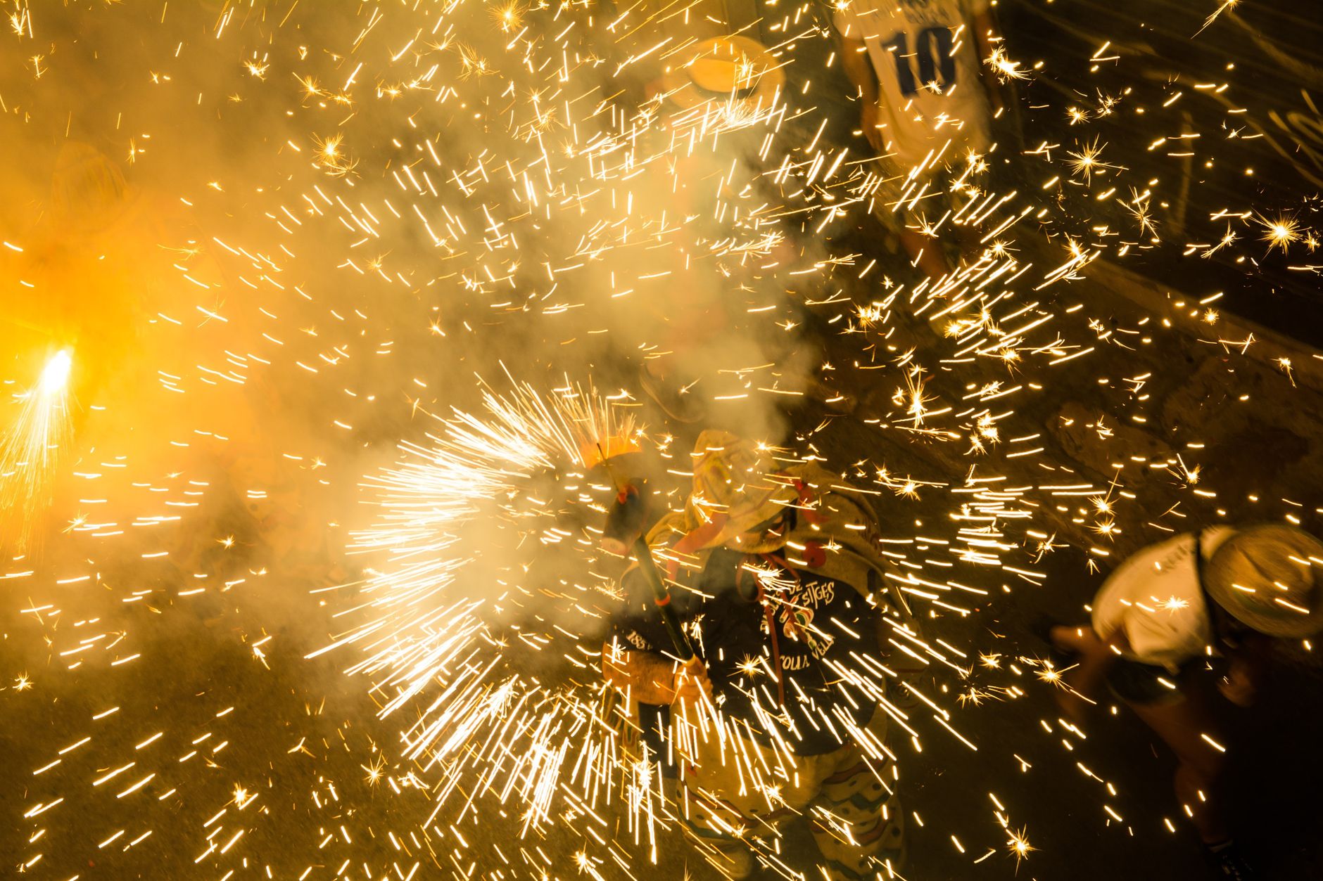 대전 한화 불꽃축제 시간 6 Colorful fireworks bursting in celebration during a vibrant night festival.