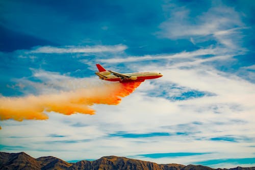 Gratis Pesawat Penumpang Putih Dan Merah Di Bawah Langit Putih Foto Stok