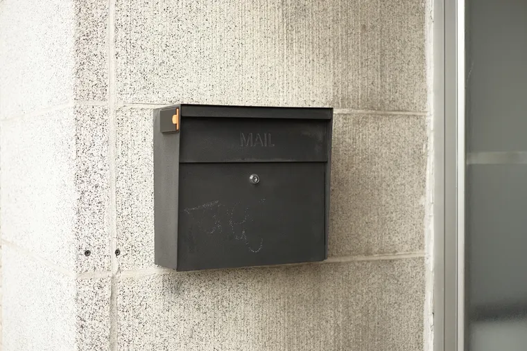 Boîte aux lettres sécurisée Martin Serrures installée à l'entrée d'une maison moderne