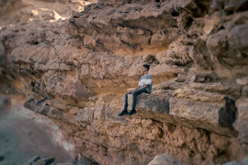 Gratis lagerfoto af klippe klipper, person på en klippe, person sidder