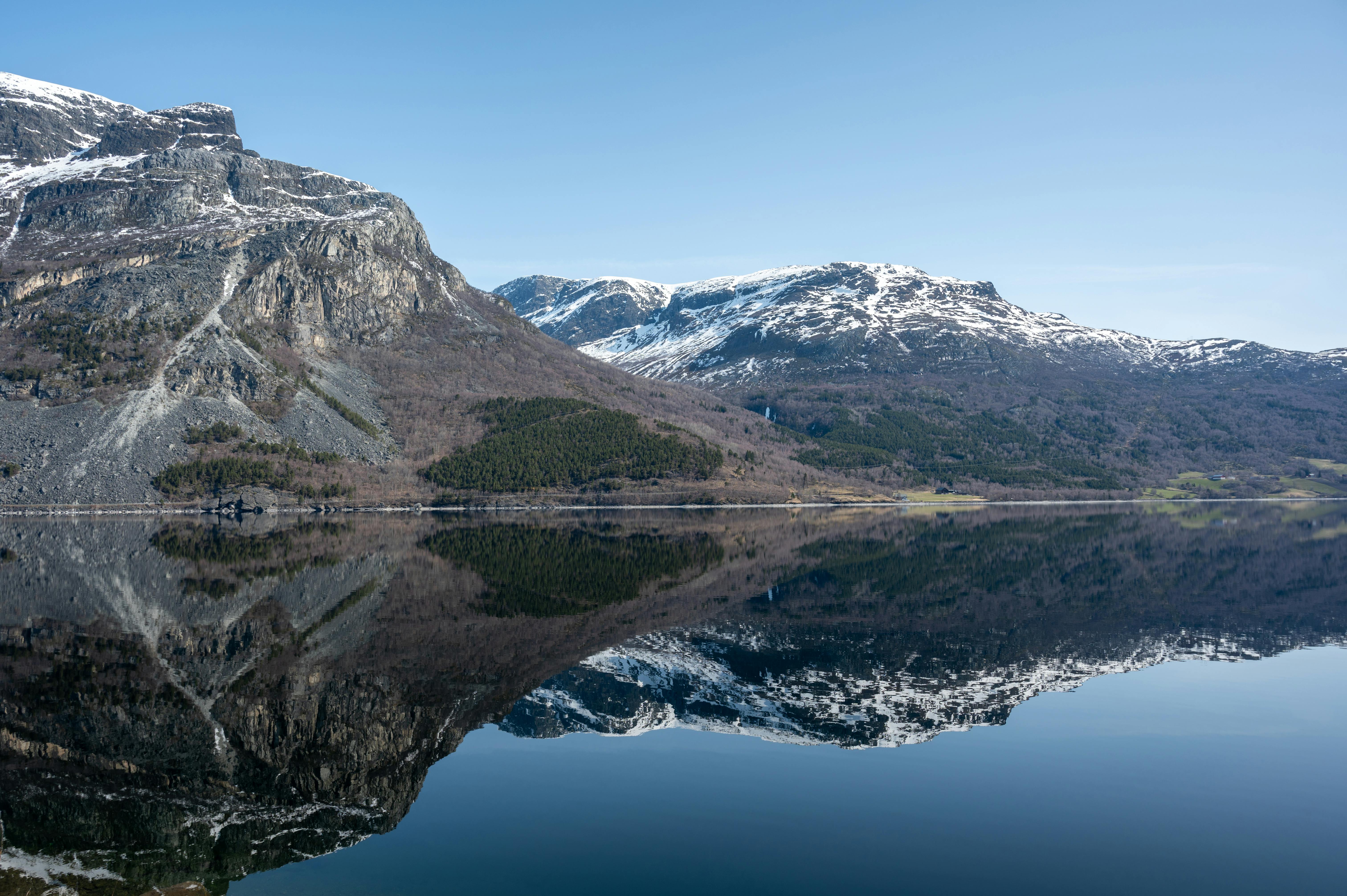 Norway's central bank raises interest rates to curb inflation; European stocks end lower — Photo by Nils R on Pexels