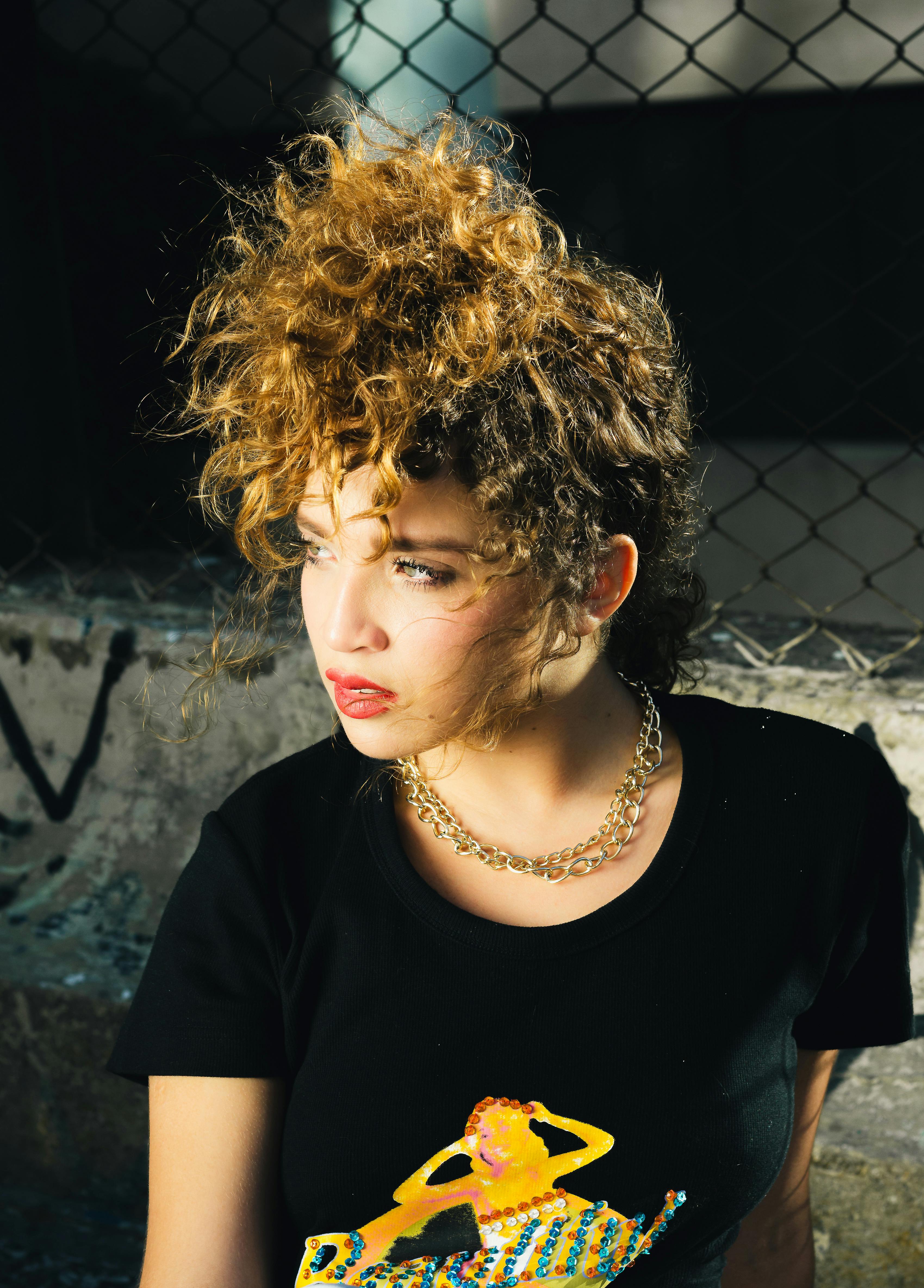 Ücretsiz Siyah Bisiklet Yaka Gömlekli Kadın Stok Fotoğraflar