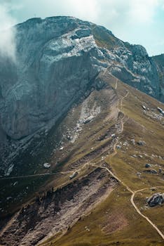 瑞士阿尔普纳赫风景优美的山路，其令人惊叹的鸟瞰图展现了戏剧性的景致