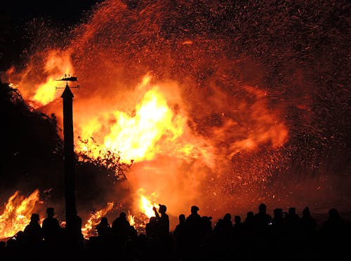 Osoba W Pobliżu Ognia