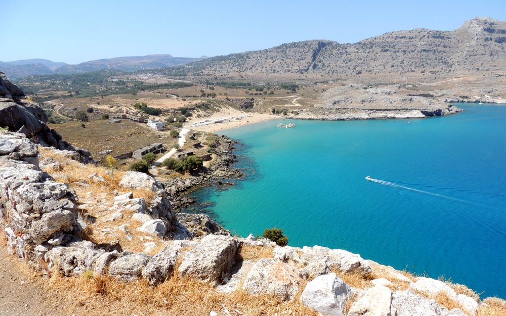 Coastă stâncoasă din Rodos cu apă albastră a Mării Egee