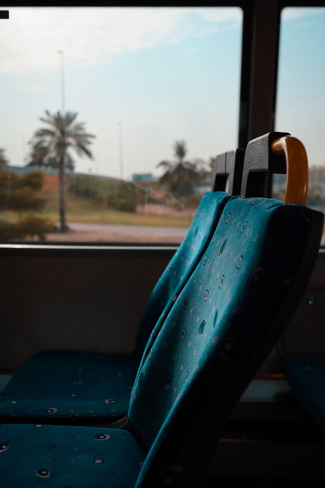 Wnętrze autobusu komunikacji zbiorowej