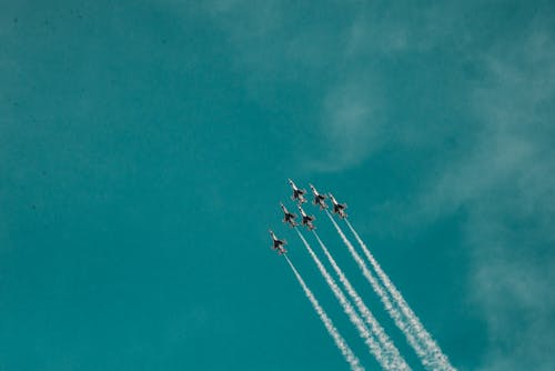 Фотография 6 самолетов во время полета
