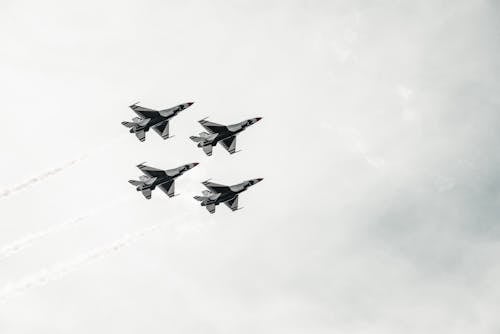 Vier Graue Flugzeuge Am Himmel