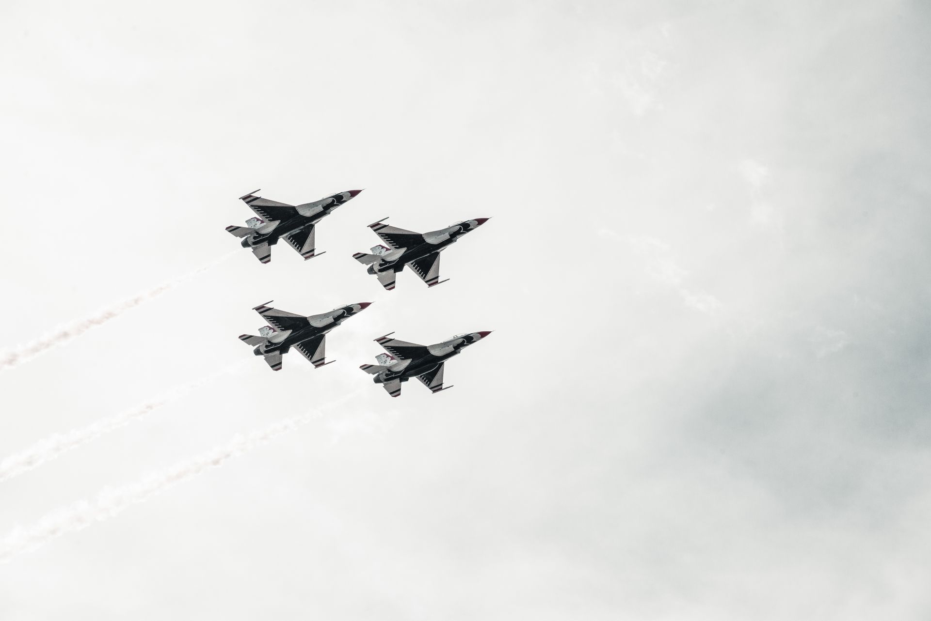 Caza militar volando bajo un cielo nublado