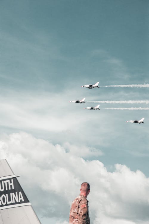 Gratis Cuatro Aviones De Combate Volando En El Cielo Foto de stock