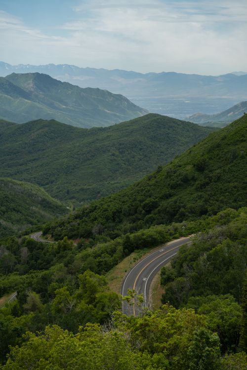 Free Winding road through lush mountains near Salt Lake City, Utah, offering a breathtaking scenic view. Stock Photo