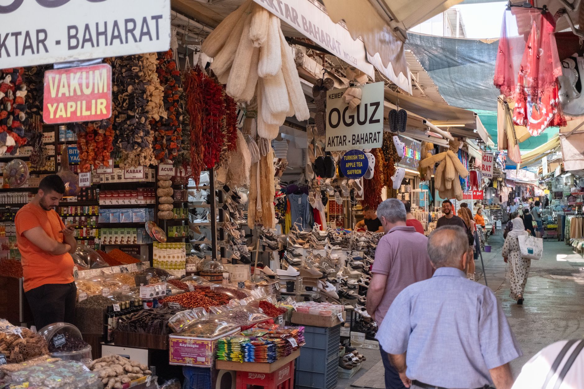 kemeralt kemeralti bazaar izmir covered market spice turkey
