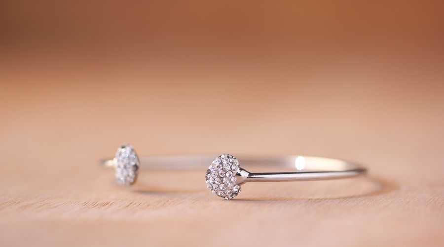 Bracelet argenté serti de pierres, symbole de l'entretien des bijoux en argent 925