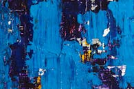 这幅色彩缤纷的抽象画具有生动的蓝色和紫色丙烯纹理