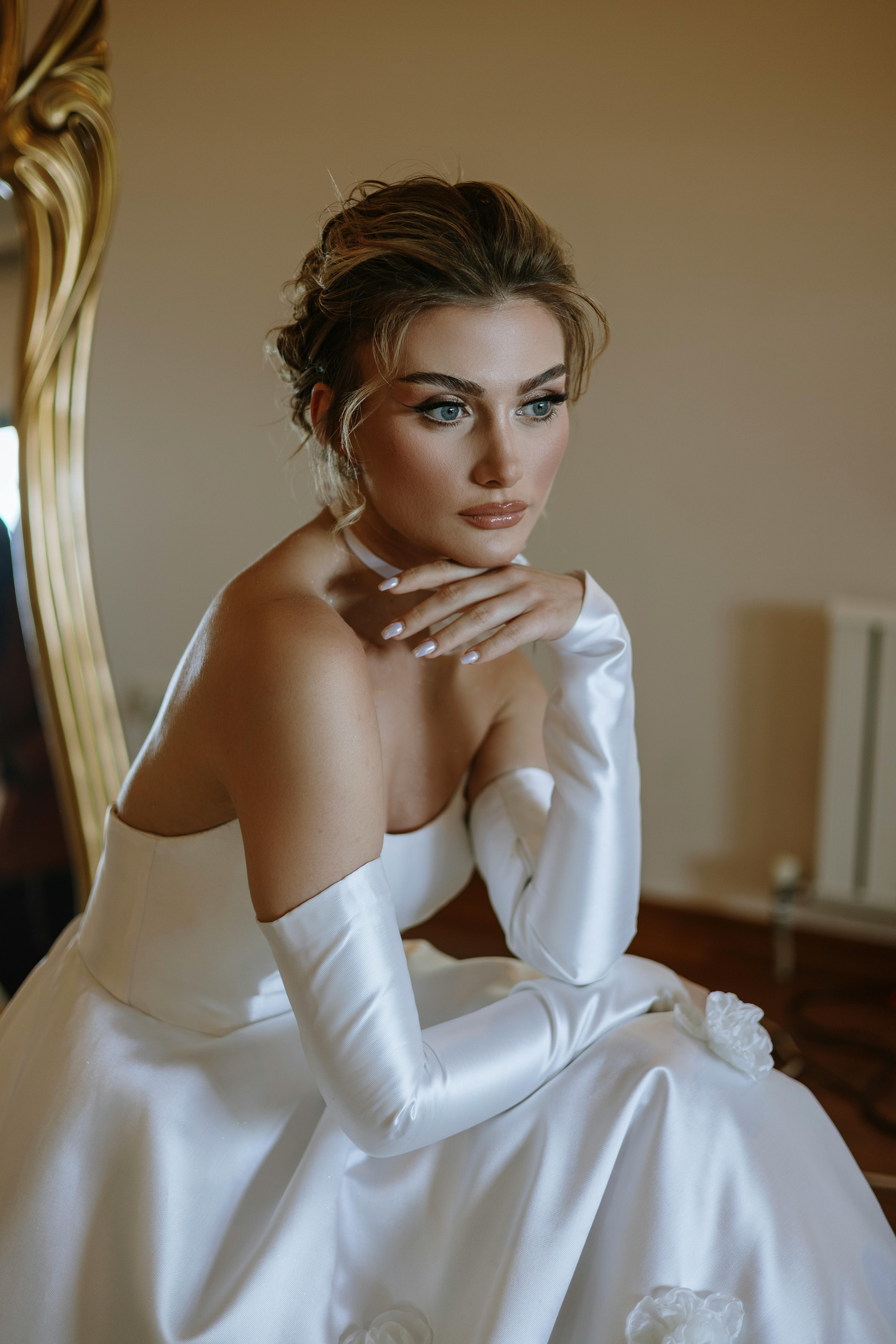 伊斯坦布尔美丽的新娘，穿着优雅的无肩带婚纱，摆出沉思的姿势