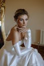 伊斯坦布尔美丽的新娘，穿着优雅的无肩带婚纱，摆出沉思的姿势