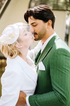 A stylish bride and groom share a tender moment at their wedding in Istanbul, Türkiye.