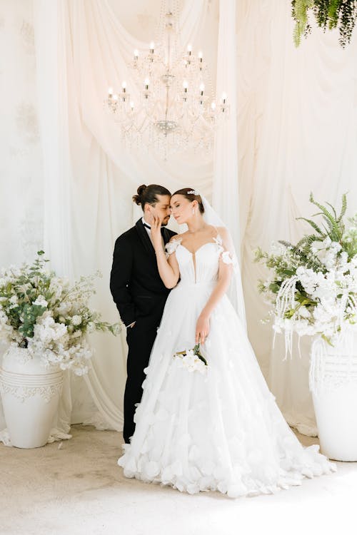 Безкоштовне стокове фото на тему «вертикальні постріл, весільна сукня, жінка» стокове фото