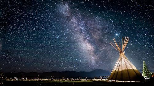 Photo De Tipi Sur Un Ciel étoilé