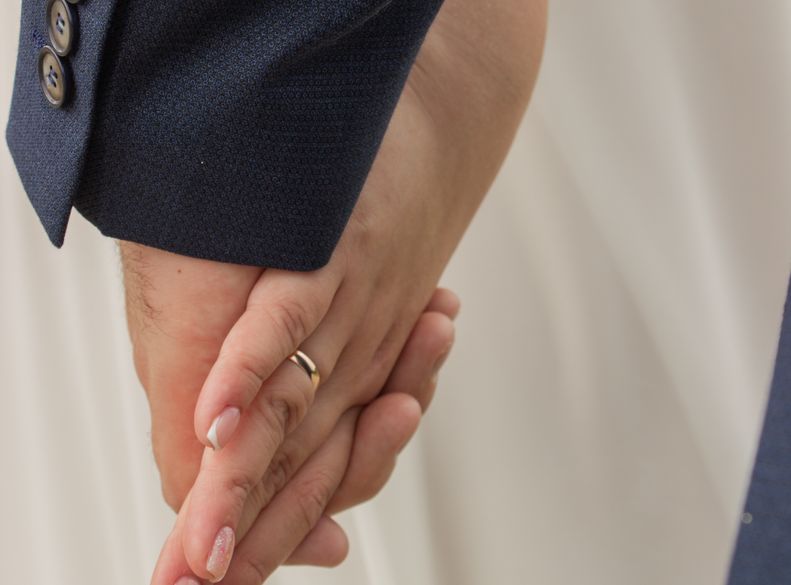 Online dating: starting a conversation on a niche platform
