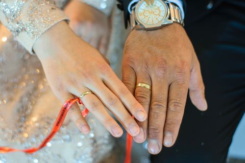 Free A detailed shot of newlyweds' hands wearing wedding rings, symbolizing love and commitment. Stock Photo