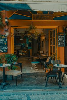 A picturesque café in İstanbul featuring outdoor seating and vibrant décor.