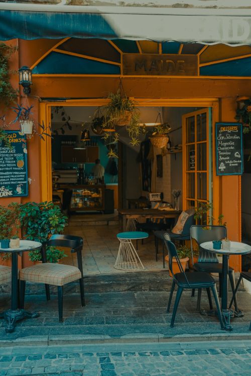 Free A picturesque café in İstanbul featuring outdoor seating and vibrant décor. Stock Photo