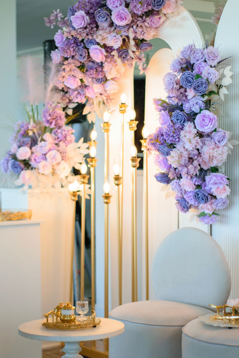 Florale Installation in Flieder und Rosé mit goldenen Kerzenleuchtern