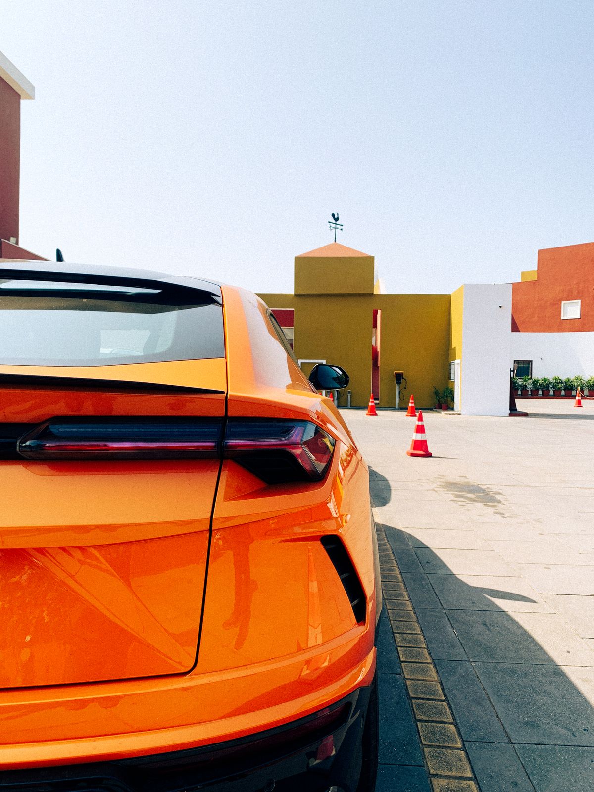 Lamborghini Urus orange lors d'une présentation automobile urbaine