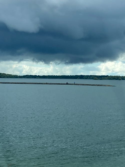 Ciel d'orage au-dessus du lac