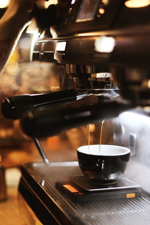 Pembuat Espresso Hitam Dengan Cangkir