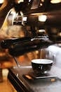 现代咖啡机在室内特写浓缩咖啡的酿造过程