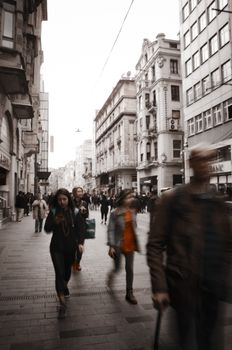 在充满活力的城区，人们走过历史建筑，街景繁忙